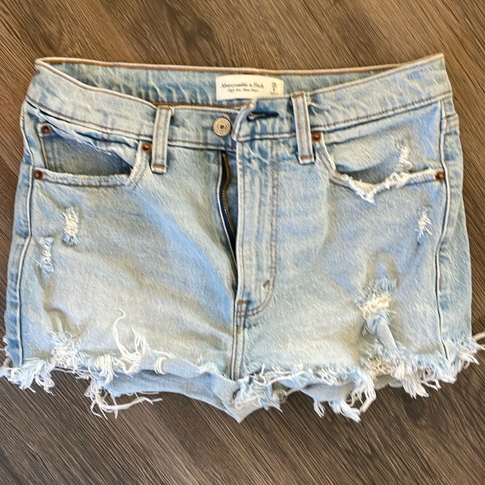 High rise mom short Abercrombie, and Fitch - light wash, distressed